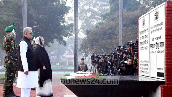 বুদ্ধিজীবী স্মৃতিসৌধে রাষ্ট্রপতি ও প্রধানমন্ত্রীর শ্রদ্ধা