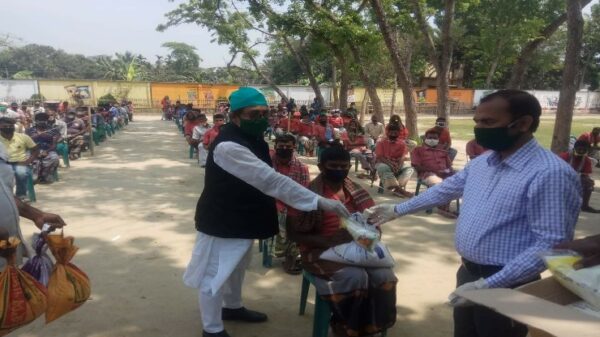 উপজেলা চেয়ারম্যান পাটোয়ারীর নিজস্ব উদ্যোগে ত্রাণ বিতরণ