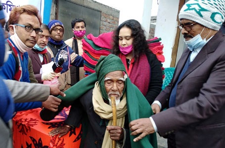 নাটোরের বাগাতিপাড়ায় মানবাধিকার কর্মীদের উদ্যোগে কম্বল বিতরণ