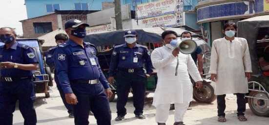 নাটোরের লালপুরে ওয়ালিয়া পুলিশ ফাঁড়ীর উদ্দ্যোগে মাস্ক এবং লিফলেট বিতরন