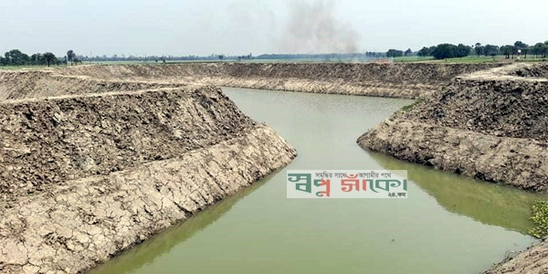 লালপুরে খাস জমি দখল ও ব্রীজের প্রবেশ মুখ বন্ধ করে পুকুর খননে কয়েকশ বিঘা জমিতে জলাবদ্ধতার আশংকা