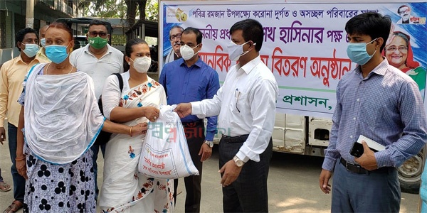 কর্মহীন দুস্থ ও অসহায় পরিবারের মাঝে প্রধানমন্ত্রীর উপহার বিতরণ