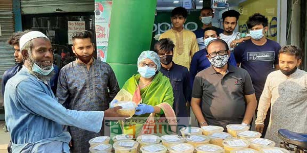 বাবা শংকর গোবিন্দ চৌধুরীর মুক্তিযোদ্ধা ভাতা দিয়ে ইফতার সামগ্রী বিতরণ করলেন মেয়ে উমা চৌধুরী