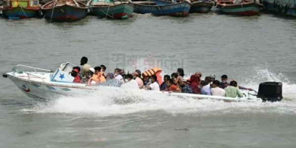 নোঙর করা জাহাজের উপর আছড়ে পড়ল স্পিডবোট, অনেক হতাহতের আশঙ্কা