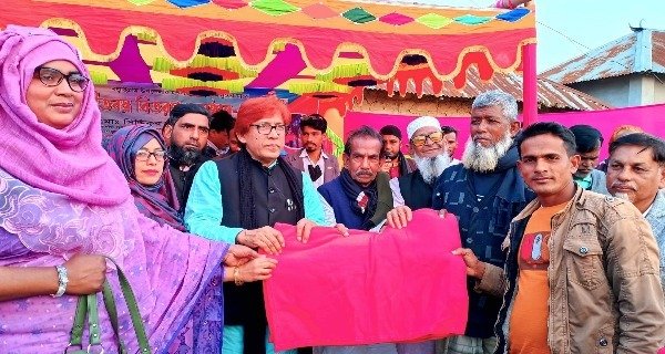 উপজেলা চেয়ারম্যান পাটোয়ারীর শীতবস্ত্র বিতরণ