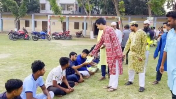 খেলোয়ারদের মাঝে ইফতারি বিতরণ করলেন ইউএনও তমাল হোসেন