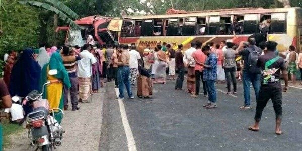 বড়াইগ্রামে দুই বাসের মুখোমুখি সংঘর্ষে হেলপারের পা বিচ্ছিন্ন