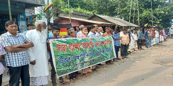 আখ মাড়াই শুরুর দাবিতে চাষিদের মানব বন্ধন 