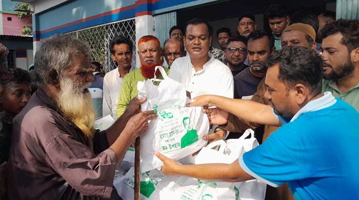 নন্দীগ্রামে আওয়ামী লীগ নেতা রানার ঈদ উপহার বিতরণ