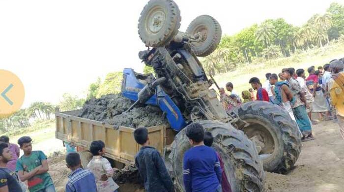 লালপুরে মাটিবাহী ট্রাক্টর উল্টে এক চালক নিহত