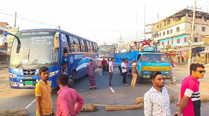 নন্দীগ্রাম থানার ওসিকে প্রত্যাহারের দাবিতে মহাসড়ক অবরোধ